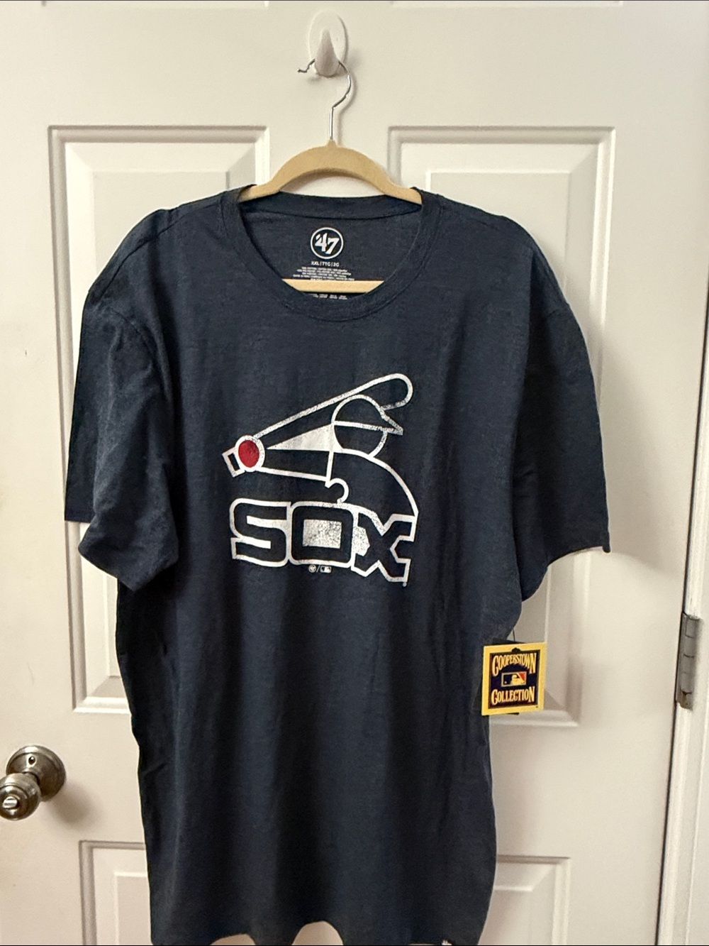 47 Brand Navy Chicago Sox Graphic Tee with Red Accent